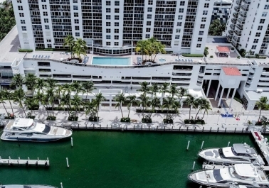 Real Couples Share: Their Unforgettable Yacht Wedding Stories in Miami sidebar image